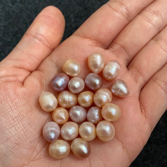 120 ct freshwater pearls with pink and purple shades - Picture 2 of 3